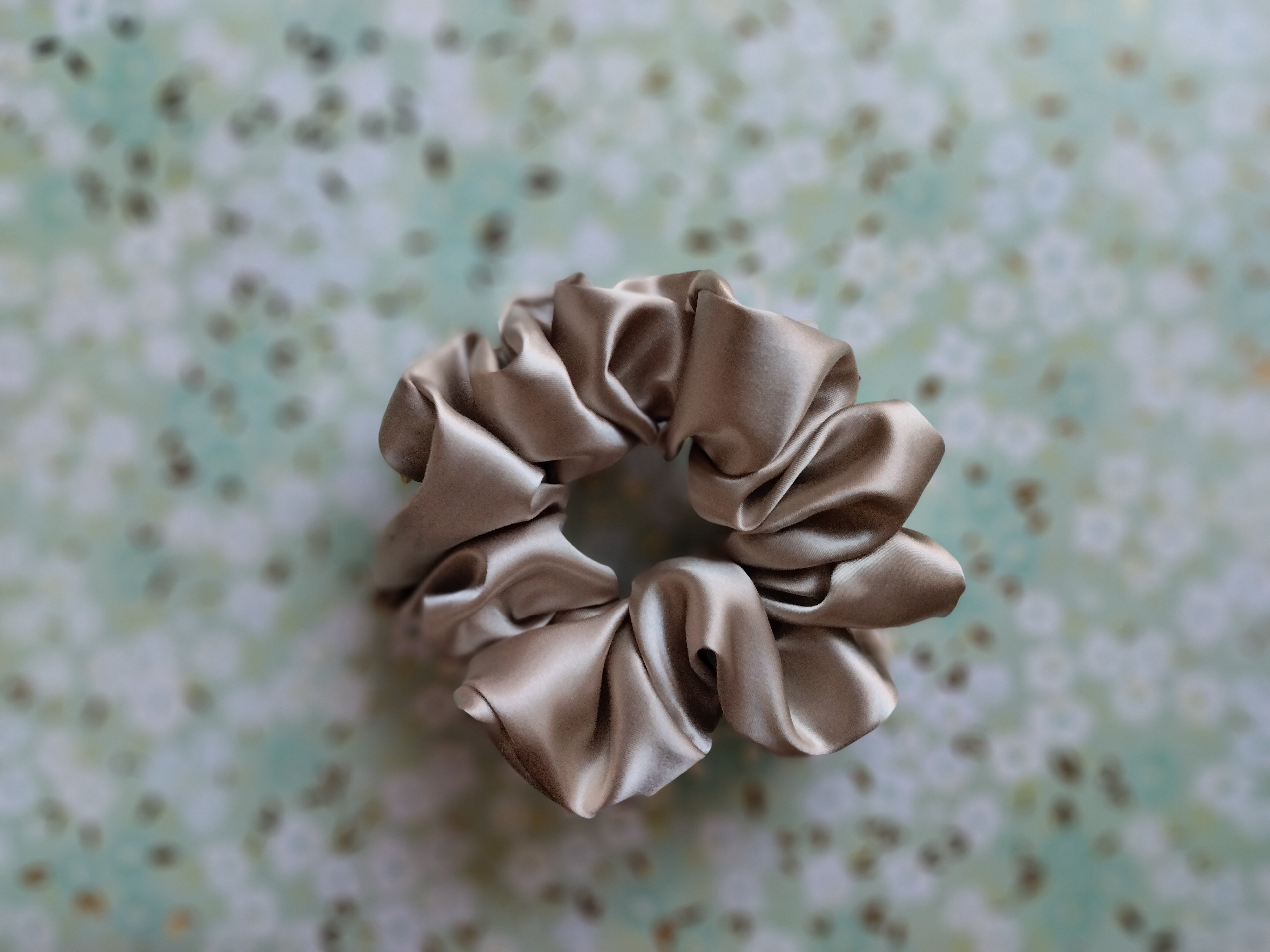 Scrunchie satin beige gold