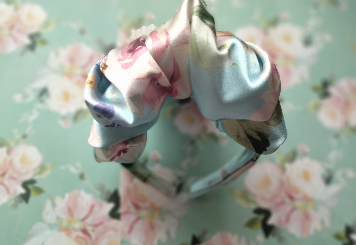 Diadema floral satin blue